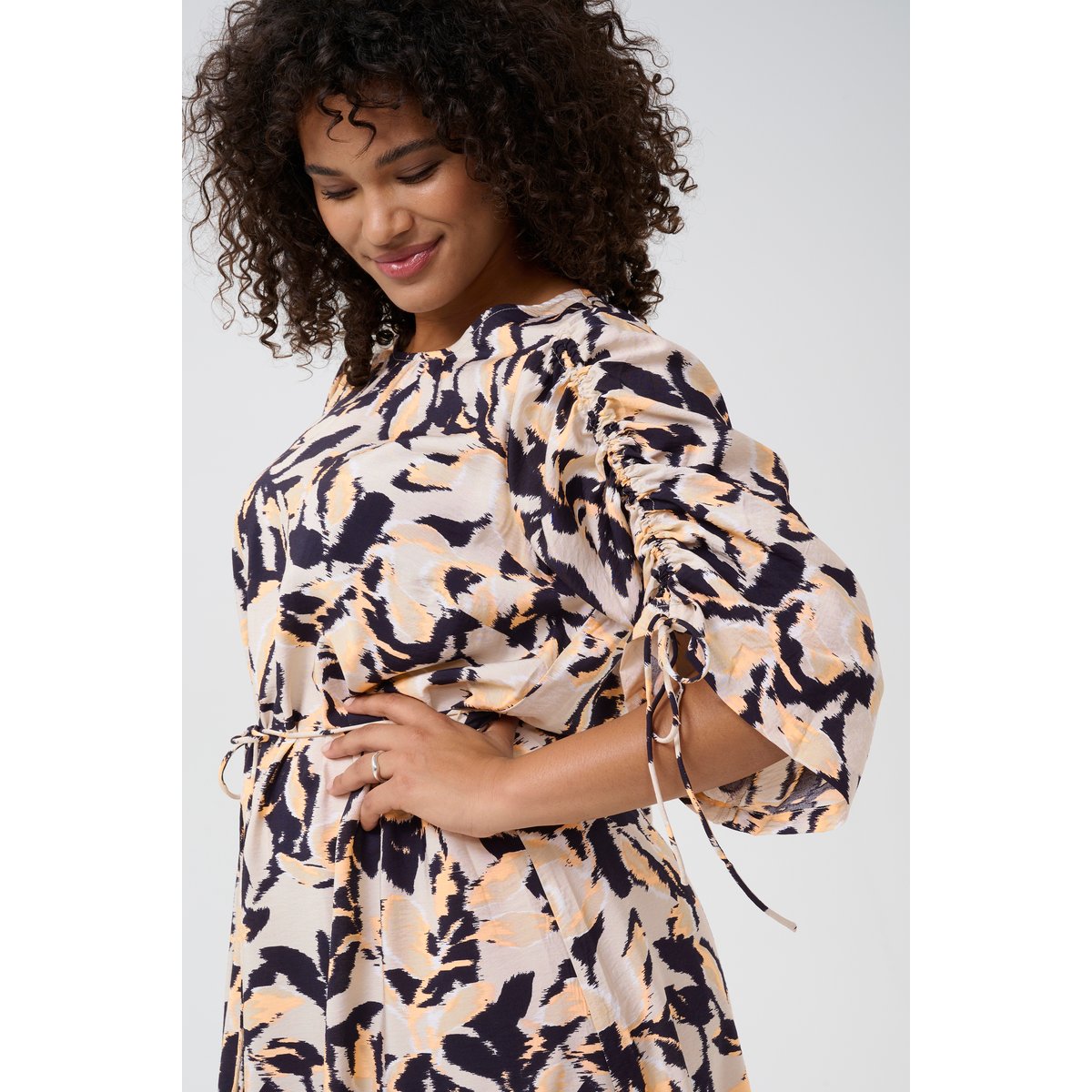 Dress beige/noir/orange peach blurry leaf, KAFFE CURVE