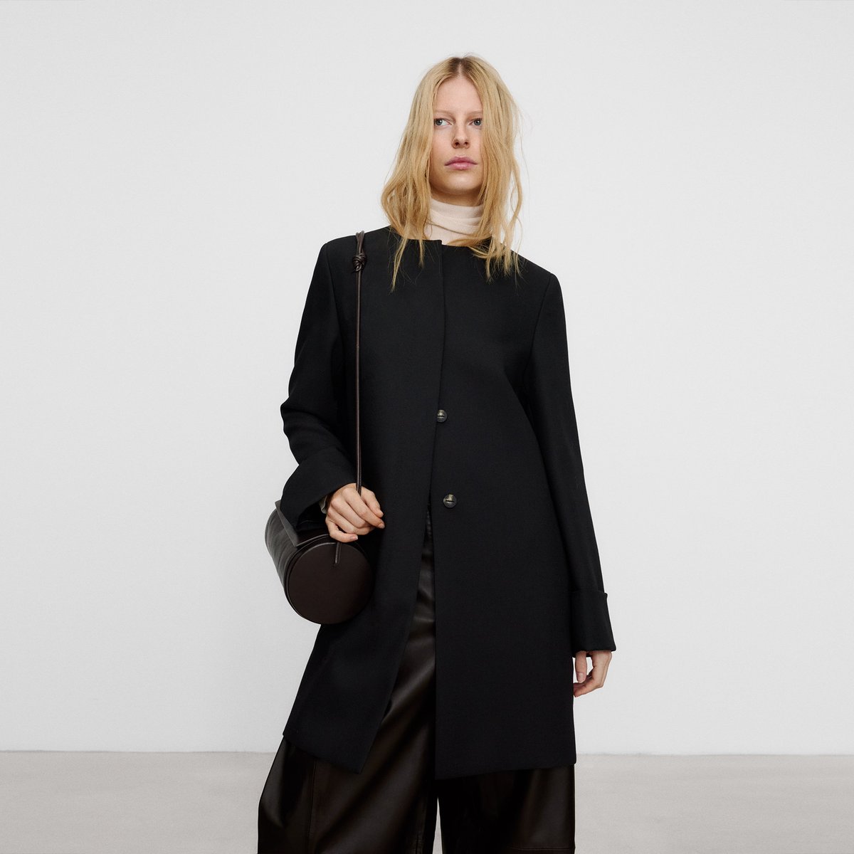Manteau tailleur avec laine mérinos à col rond noir, ADOLFO DOMINGUEZ