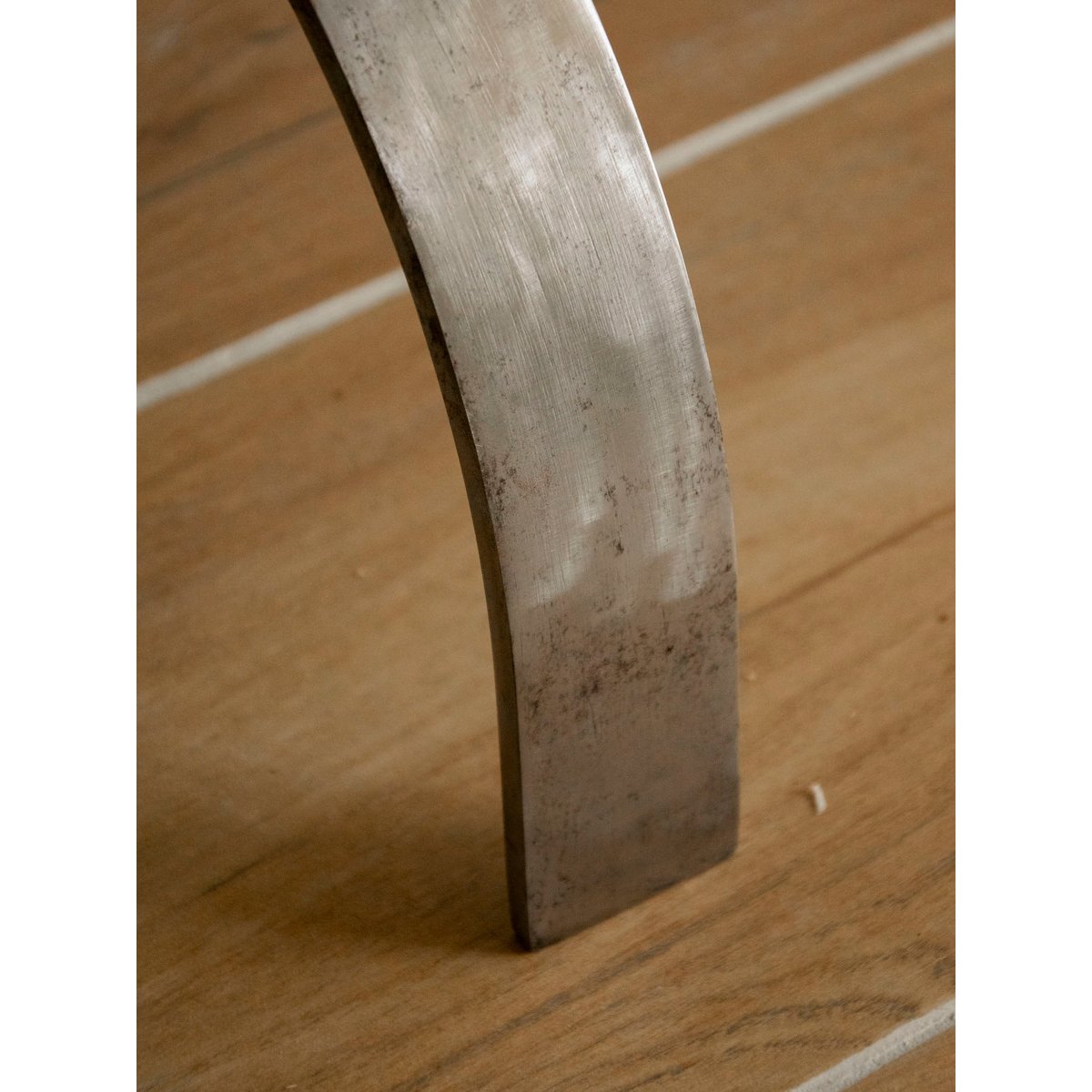 Table basse en verre fumé à la structure courbée Donna N°1521 - Bon état fumé, DEBONGOUT