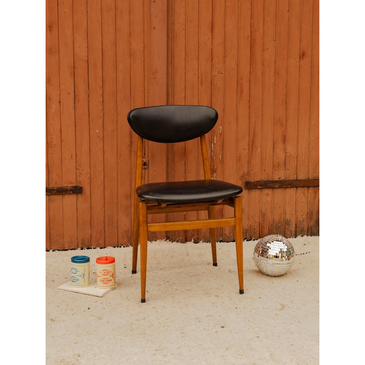 Chaise en bois et cuir noir Alma N°2076 - Bon état bois foncé, DEBONGOUT