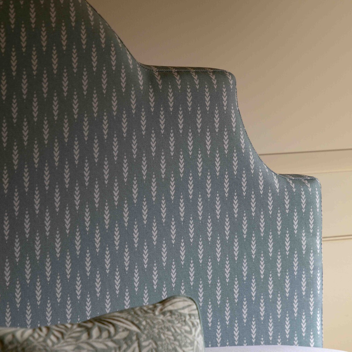 Wilson Sculpted Headboard Ottoman Storage Bed foliage print/blue, ÉDITÉ