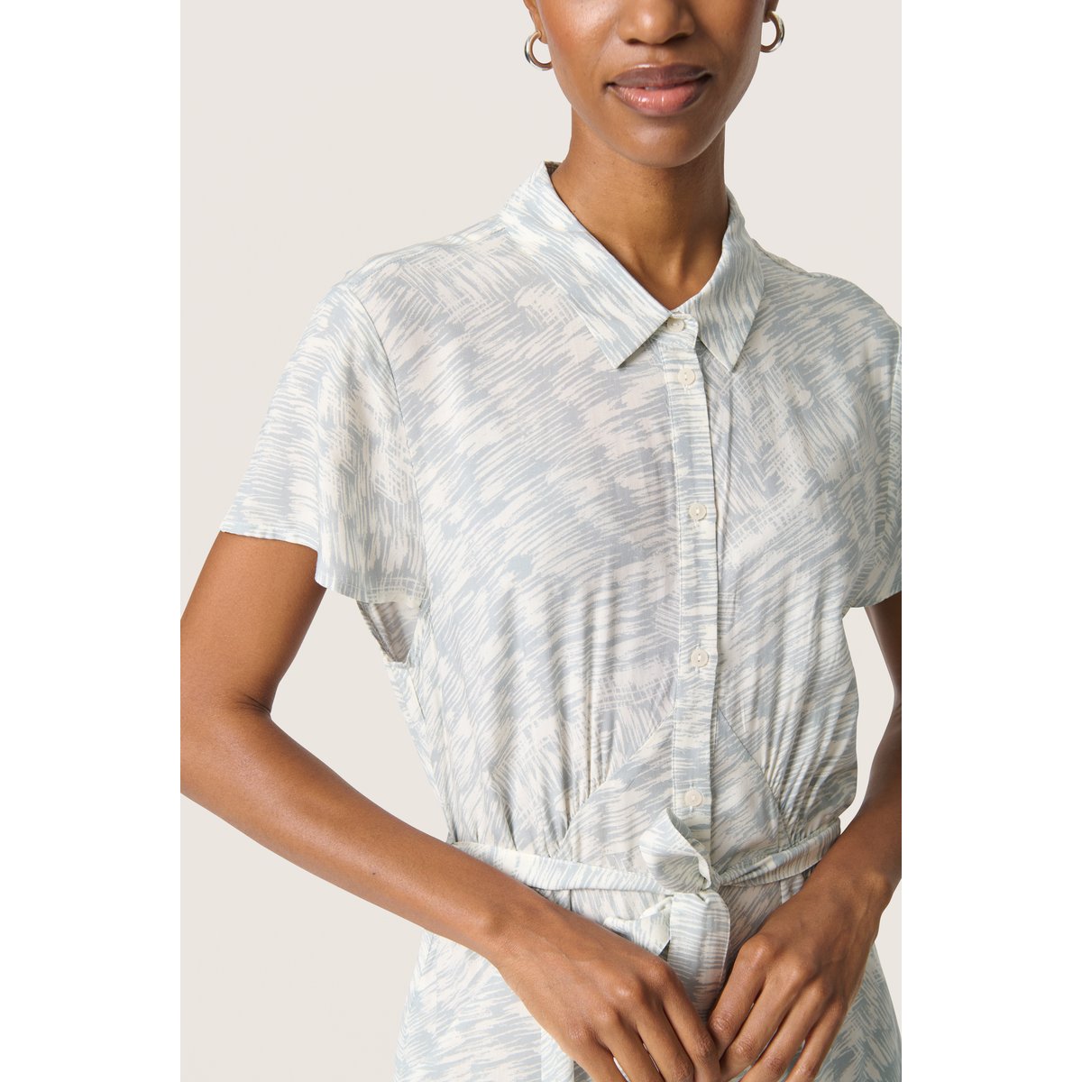 Robe bleu silver blue stroke print, SOAKED IN LUXURY