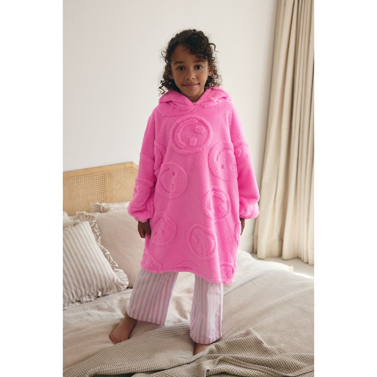 Couverture à capuche en polaire jacquard rose happy face, NEXT