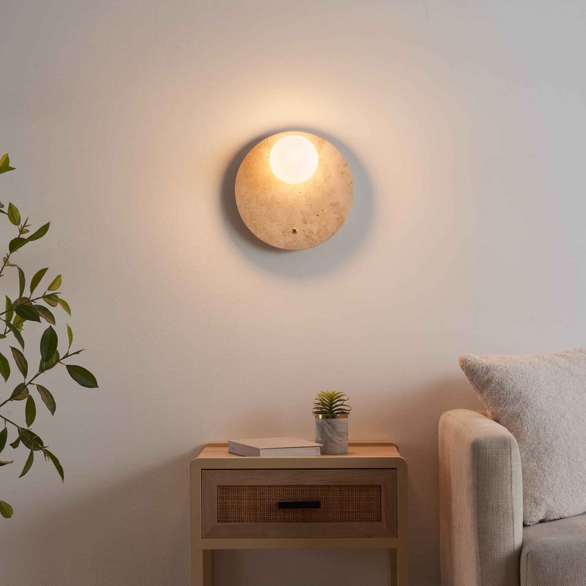 Applique globe opale sur travertin - ORÉ beige et blanc, KOSILUM