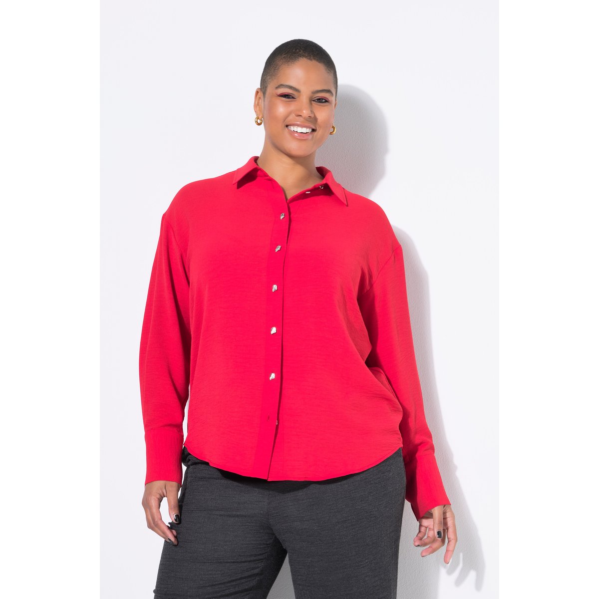 Chemisier oversize. Boutons fantaisie rouge, STUDIO UNTOLD