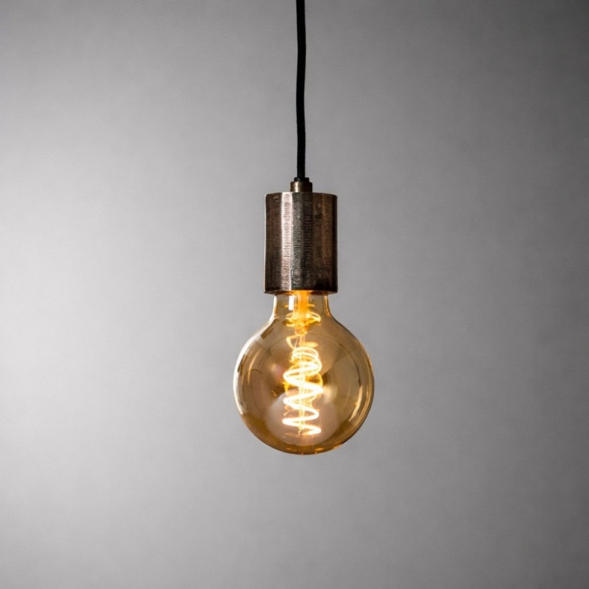 Ampoule led E27 4W dimmable globe ambré D9.5 couleur unique, MILLUMINE