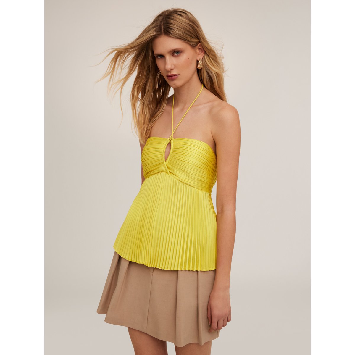 Haut en satin plissé jaune, MOTIVI