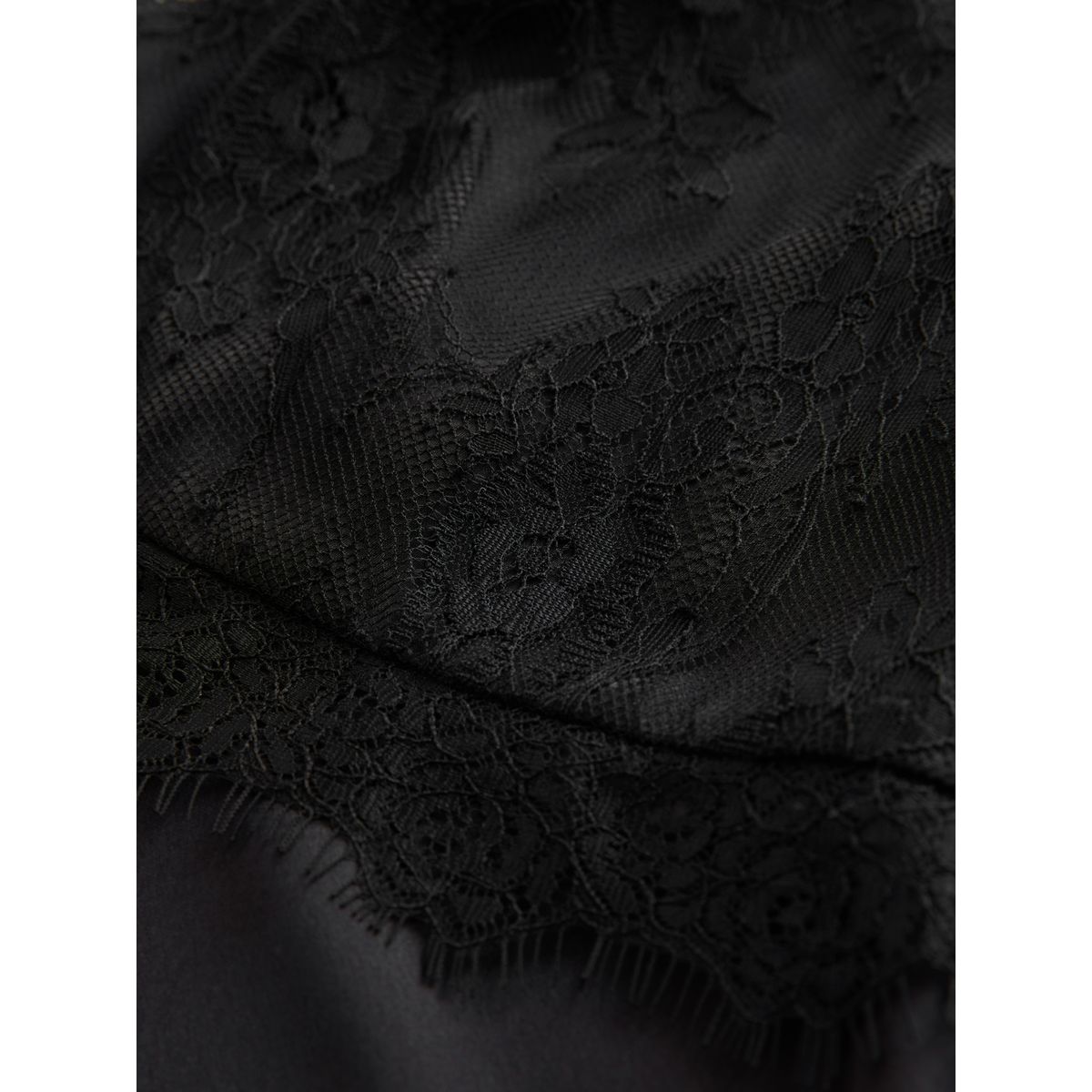 Robe mi-longue en satin à col v dentelle noir, NEXT