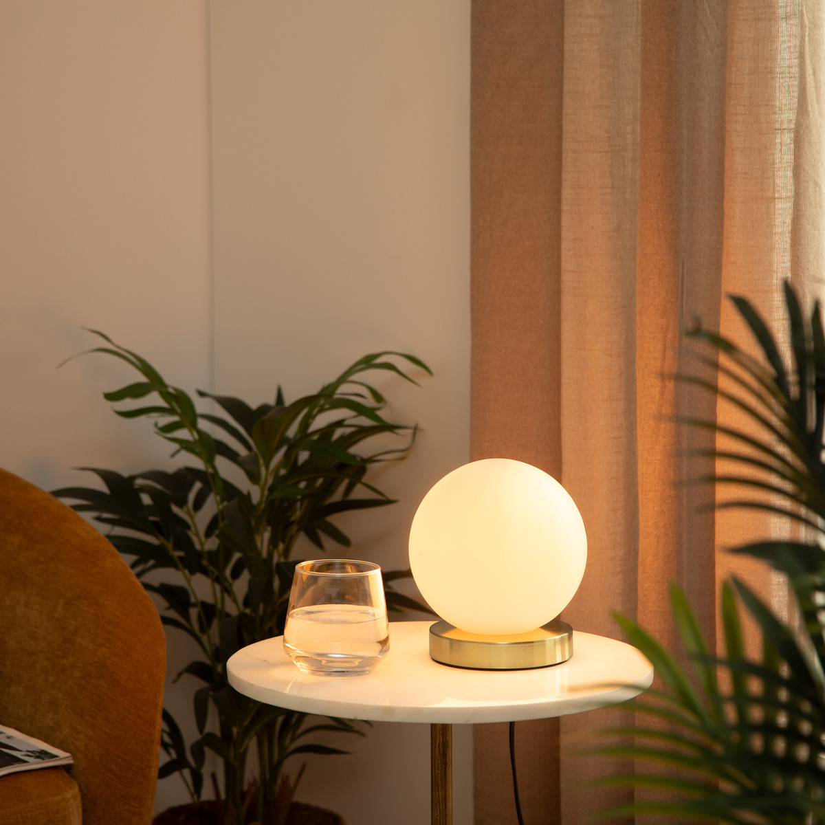 Lampe boule verre sablé laiton DRIS blanc, ATMOSPHERA