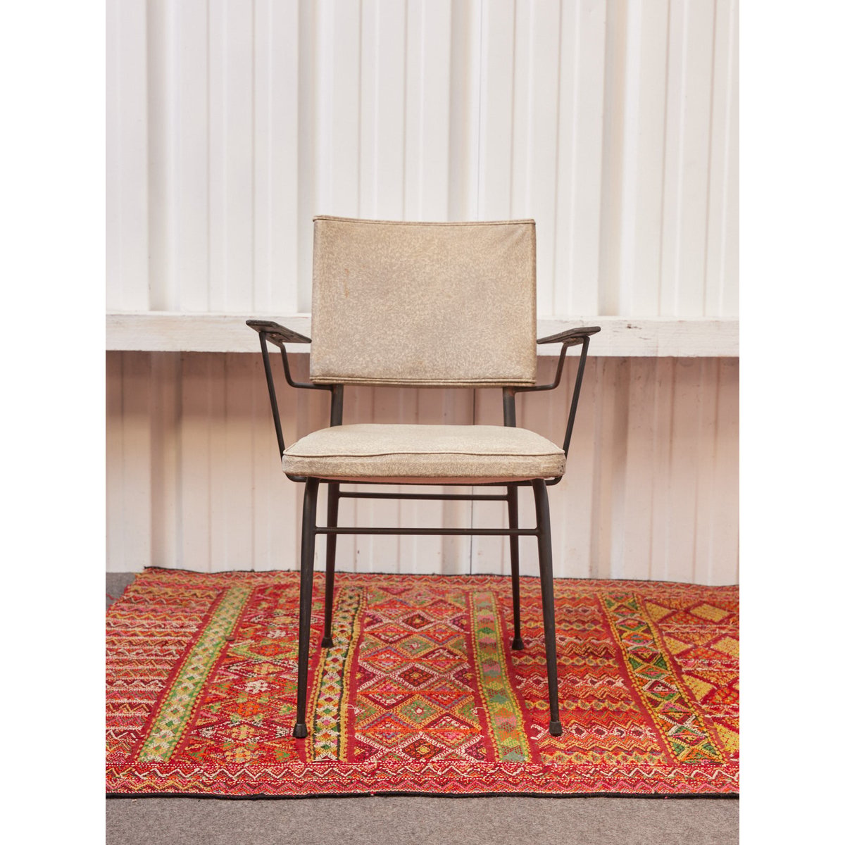 Paire de fauteuils en skaï Jakob N°1303 - Bon état gris, DEBONGOUT
