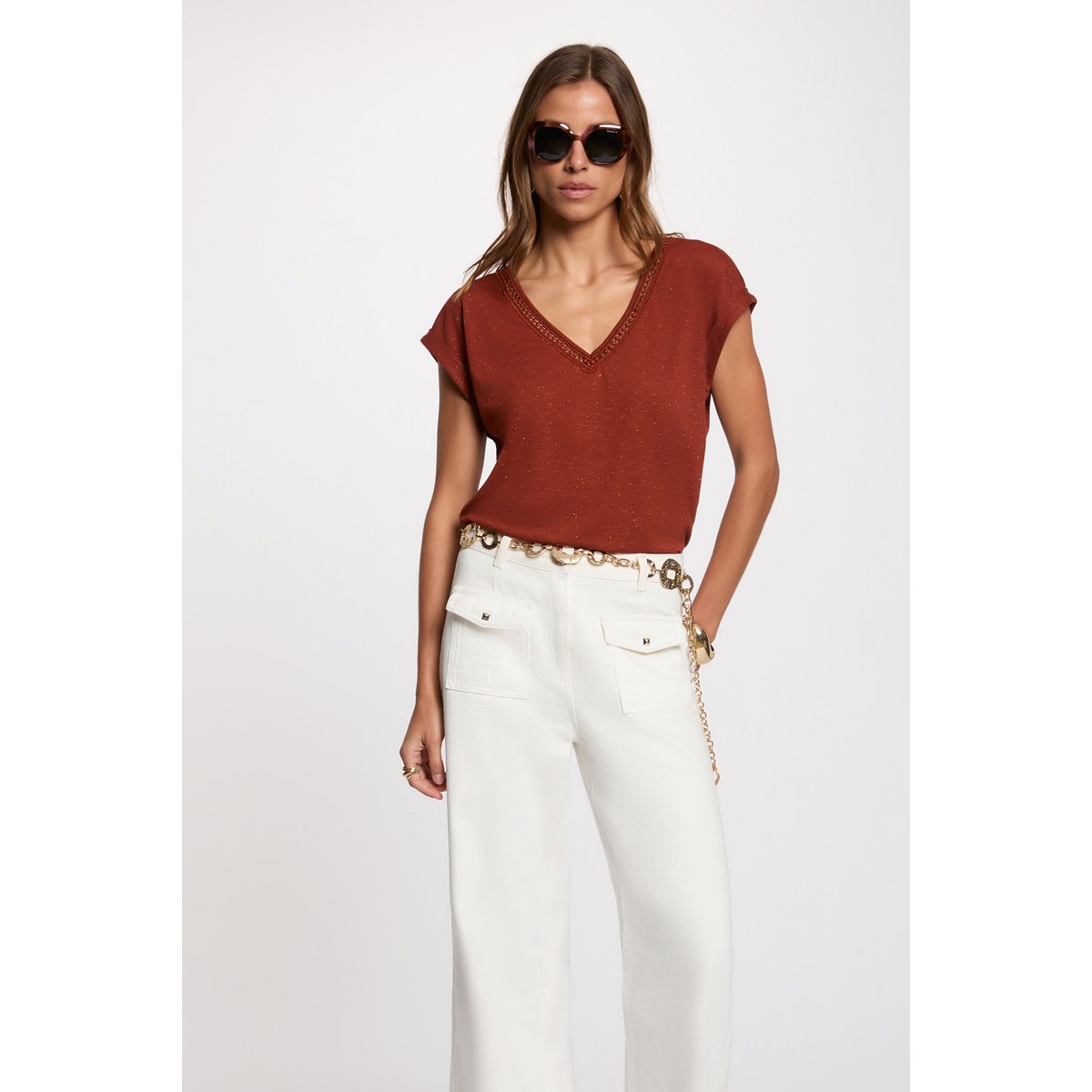 T-shirt brillant col v marron cognac, MORGAN