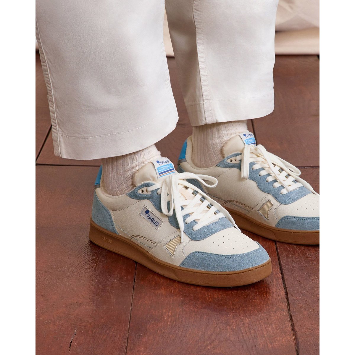 Baskets basses cuir suede COMMUTE 1 blanc et bleu, FAGUO