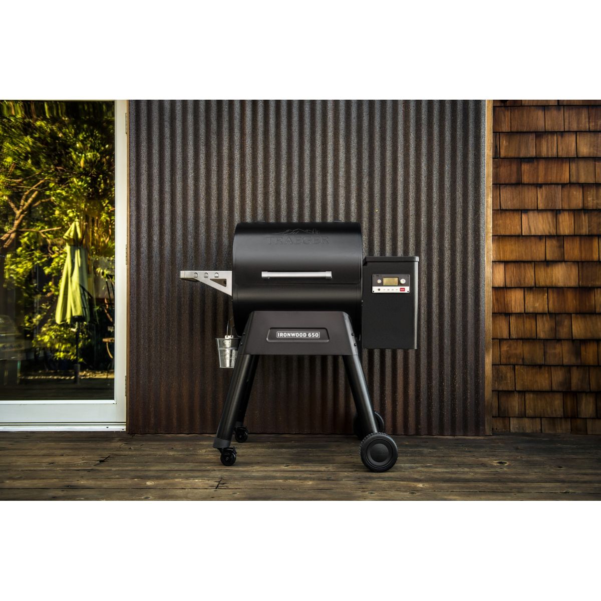 Barbecue pellet Ironwood 650 noir sur chariot, grille haute 56x26.5 cm, grille basse 56x48 cm couleur unique, TRAEGER
