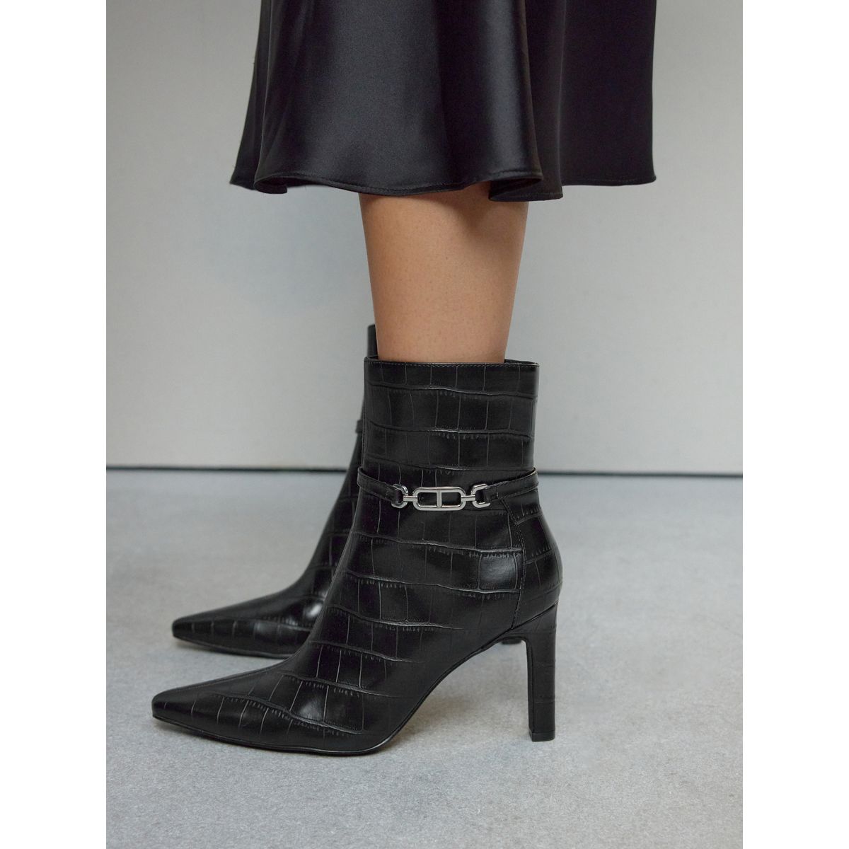 Bottines à talons avec métal forever comfort® crocodile noir en relief, NEXT