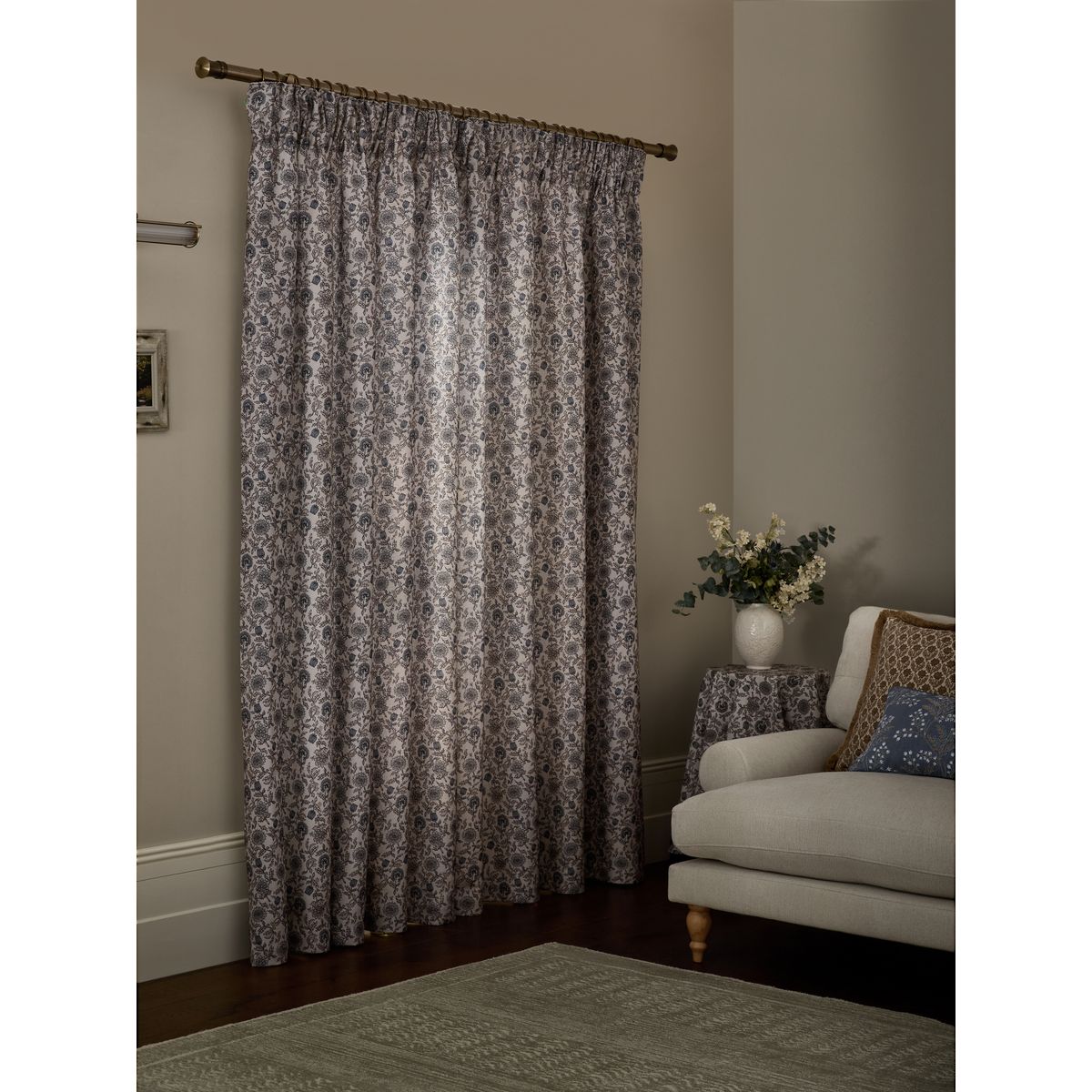 Rideaux doublés en chenille à plis et fleurs naturel/bleu, NEXT