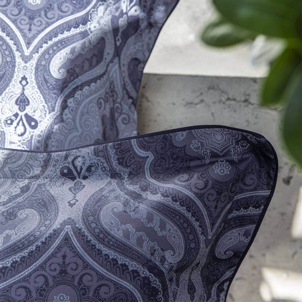 Taie d'oreiller imprimée en satin de coton bio, SHALIMAR bleu marine, ALEXANDRE TURPAULT