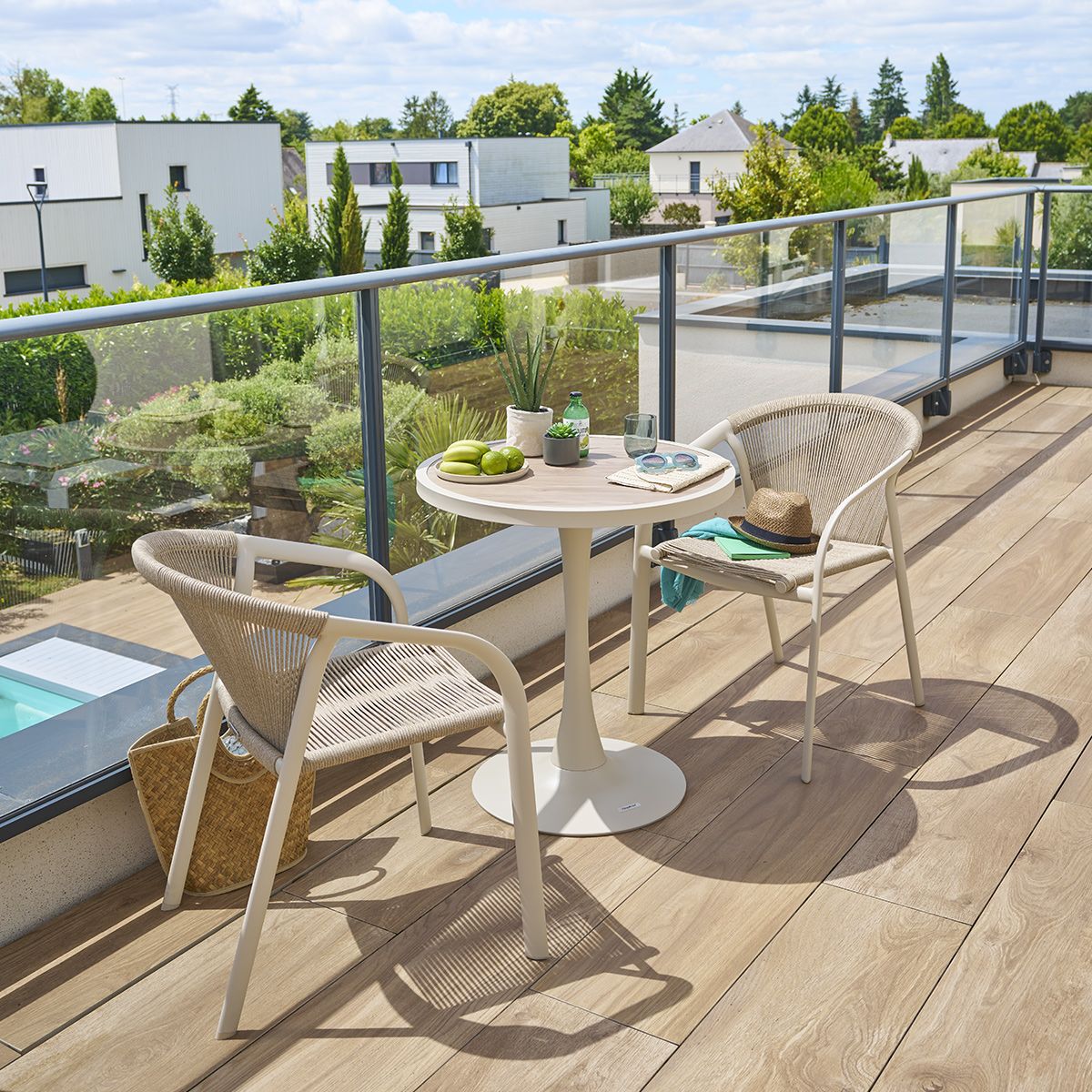 Table de jardin ronde 2 places en acier effet bois OVIALON beige lin, HESPERIDE