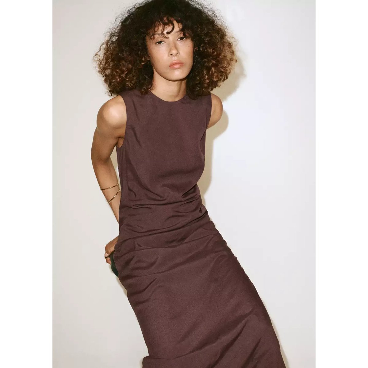 Robe froncée sur le côté avec nœud marron, MANGO