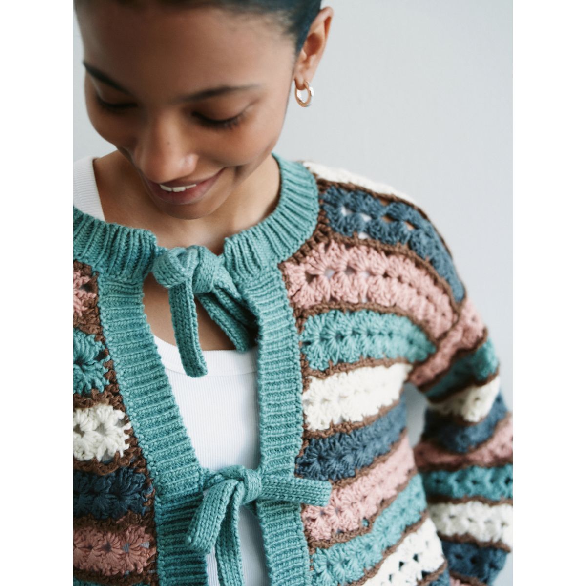 Cardigan tricoté main à nouer sur le devant bleu/rose multicolore, NEXT