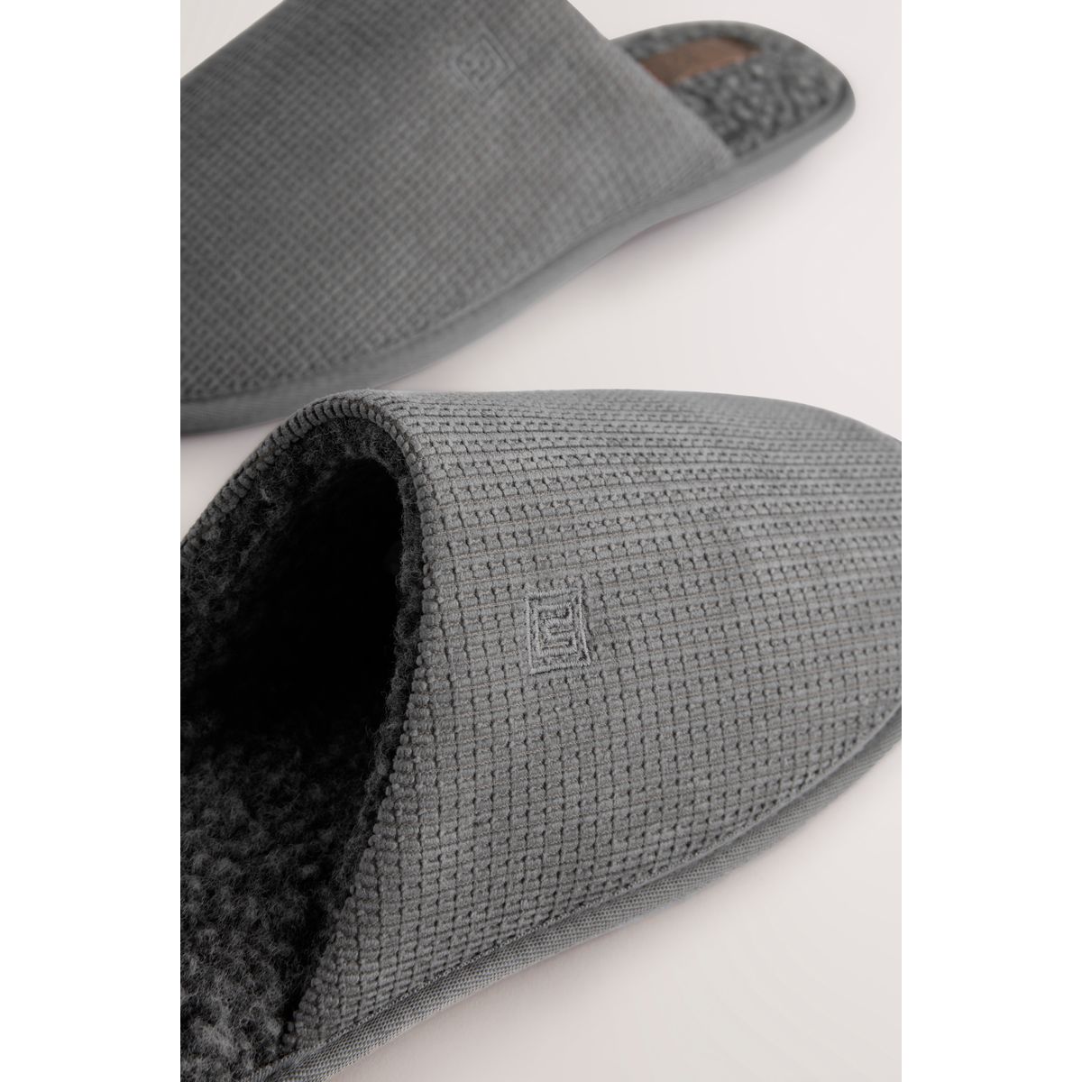 Chaussons mules texturés gris, NEXT