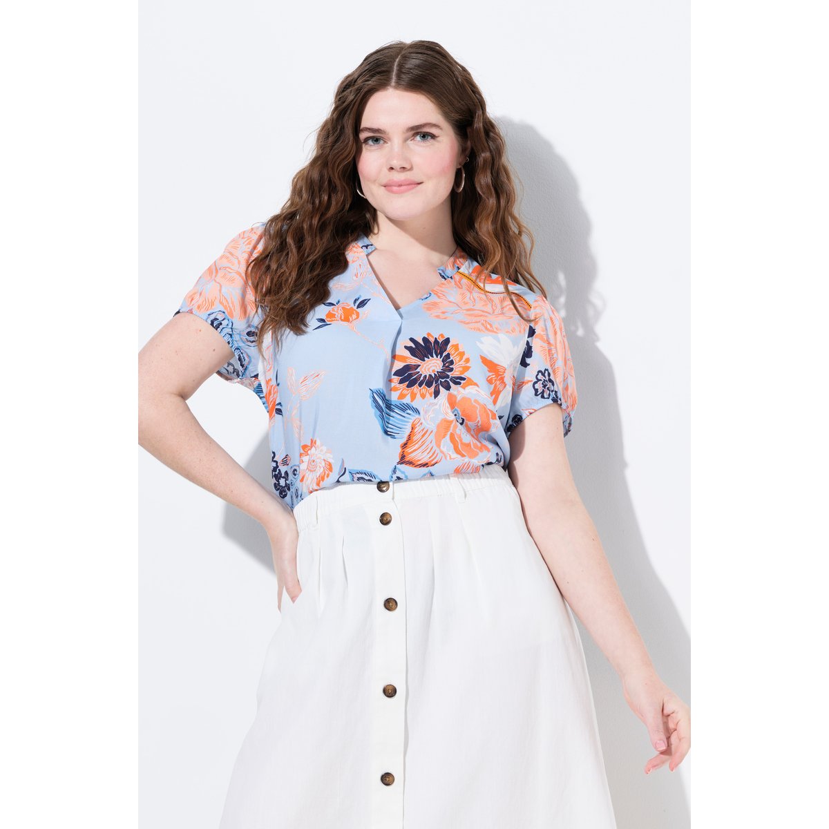 Blouse à fleurs. Manches courtes. Petit col bleu ciel, ULLA POPKEN