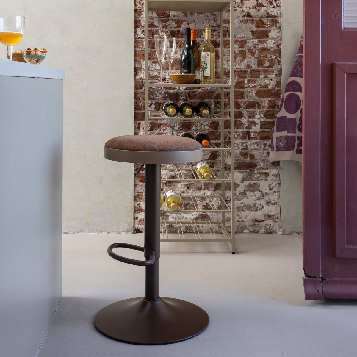 Tabouret de bar réglable en hauteur en chenille MEVO marron, WOOOD