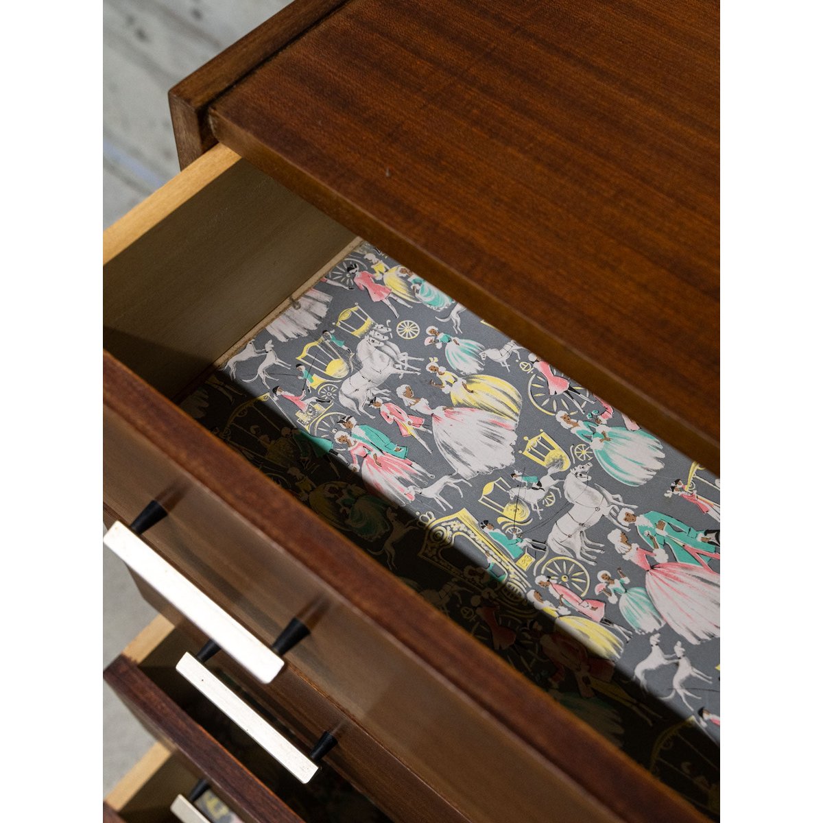 Commode vintage en bois Olga N°460 - Bon état bois foncé, DEBONGOUT