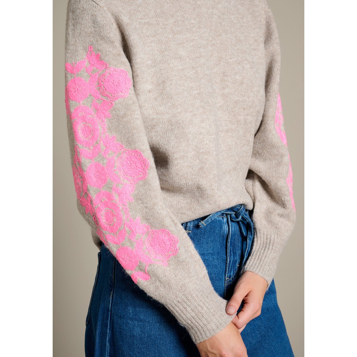 Pull à manches brodées taupe, LOLALIZA
