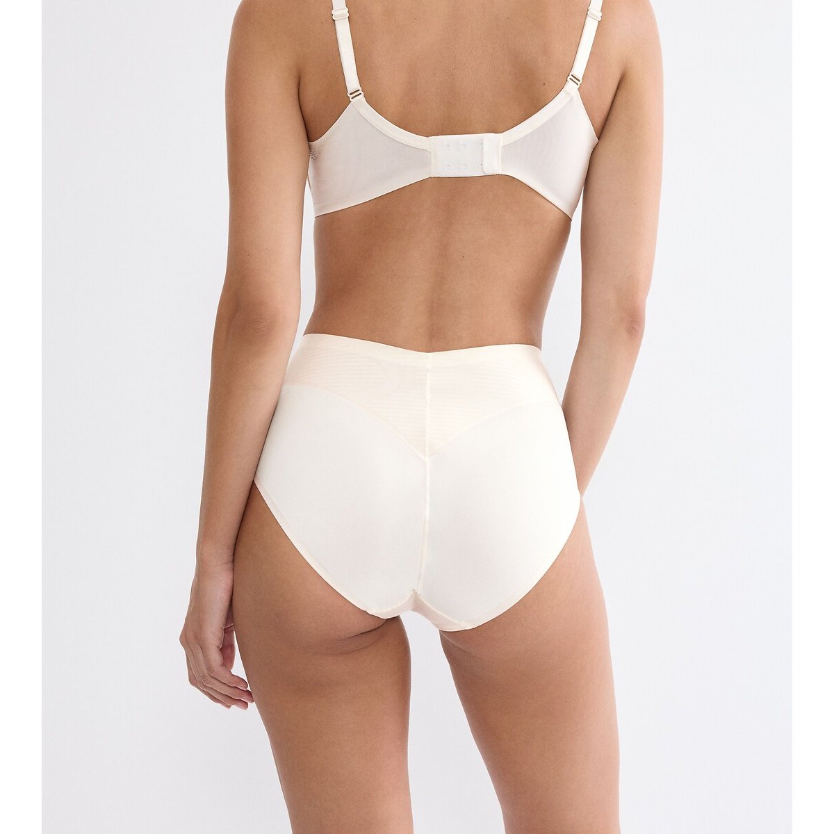 BODY MAKE-UP ILLUSION CURVE hoge slip ecru, TRIUMPH