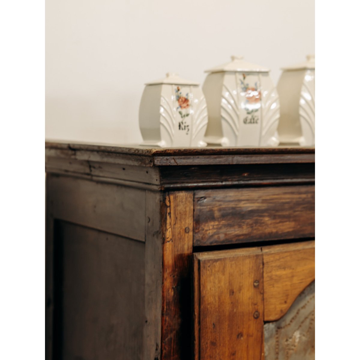 Garde-manger breton en chêne Guy N°54 - Bon état bois foncé, DEBONGOUT