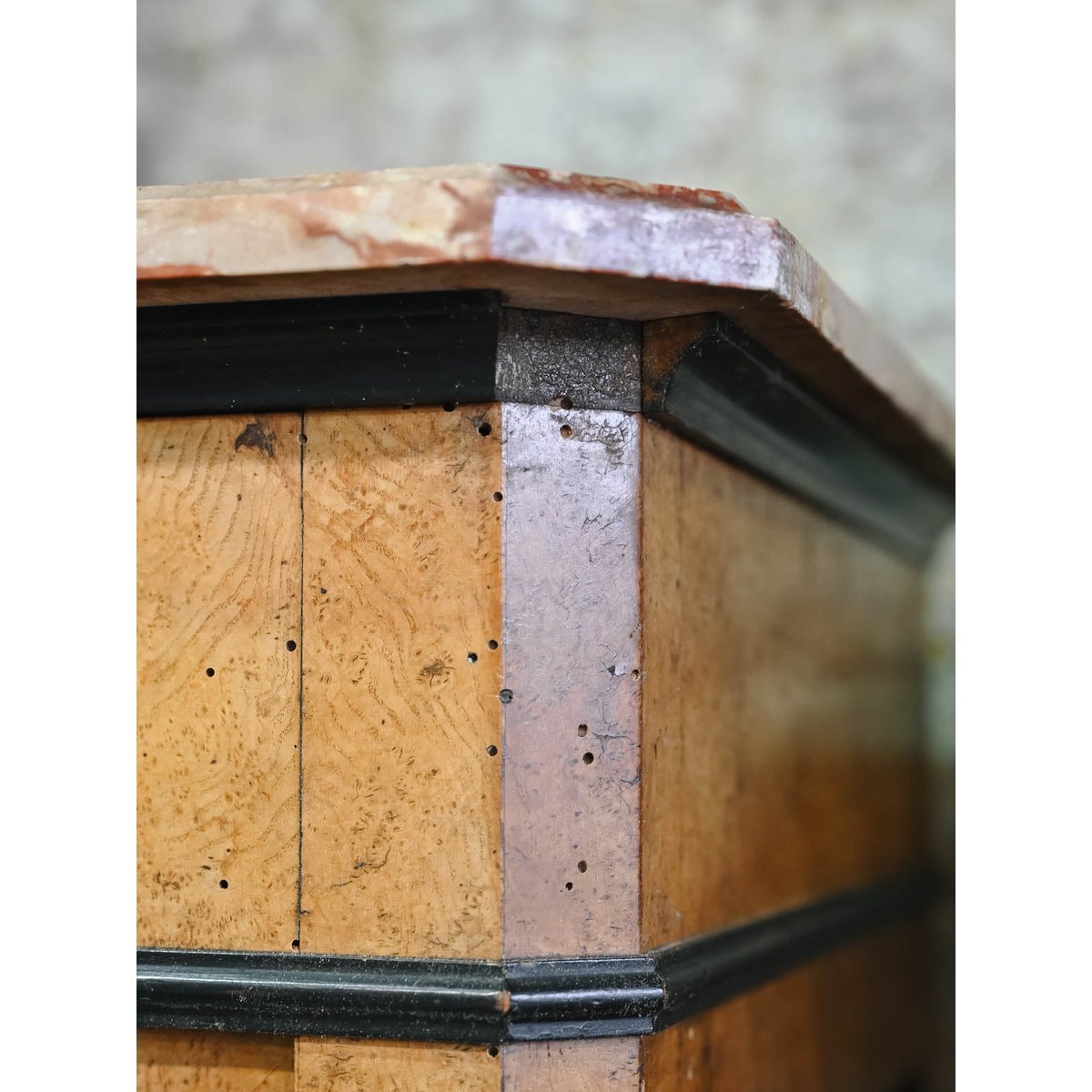 Vitrine en bois et marbre Victoria N°1321 - Bon état bois clair, DEBONGOUT