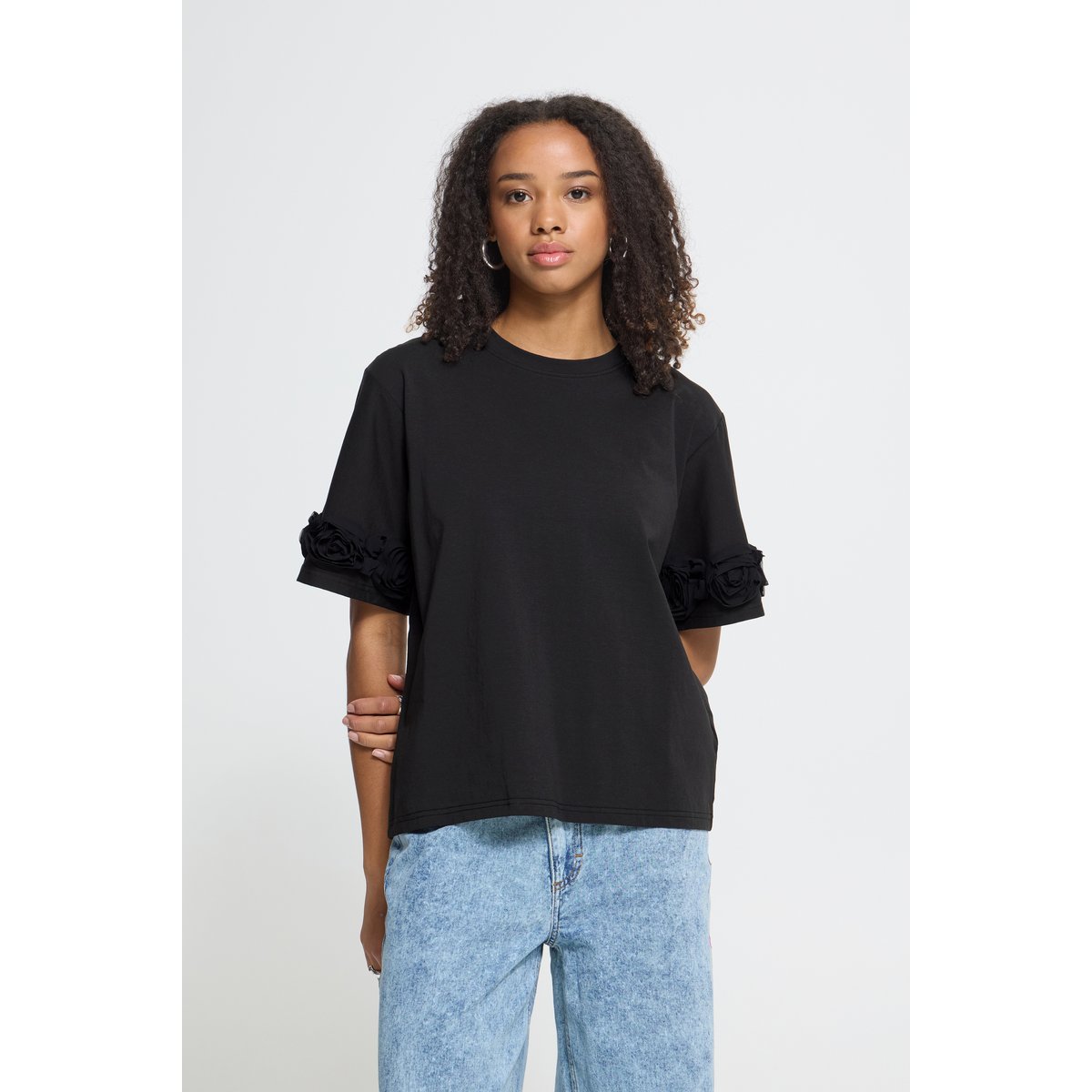 T-Shirt manches courtes, coupe boxy, manches détails 3D noir, ICHI