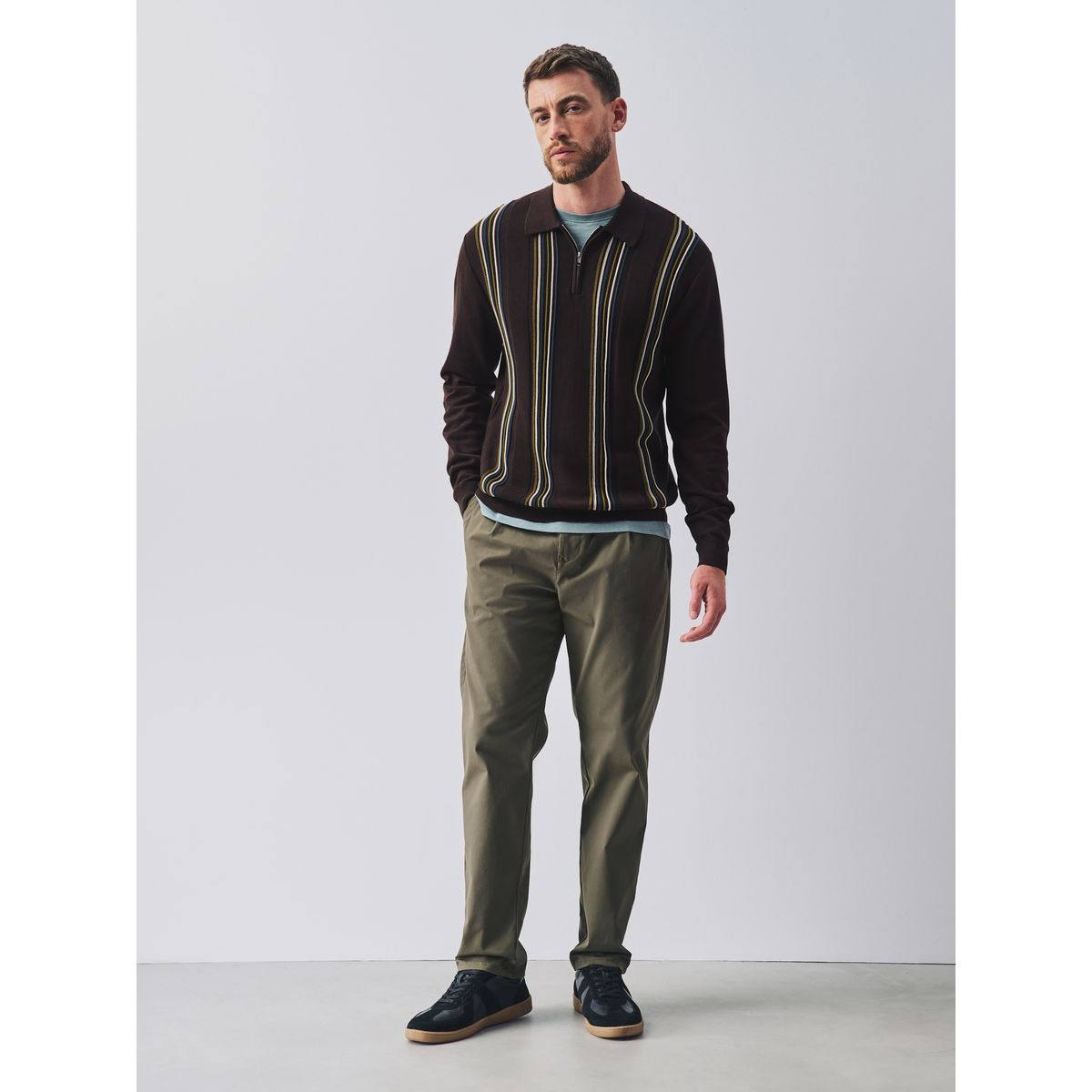 Polo en maille à rayures et col zippé marron, NEXT
