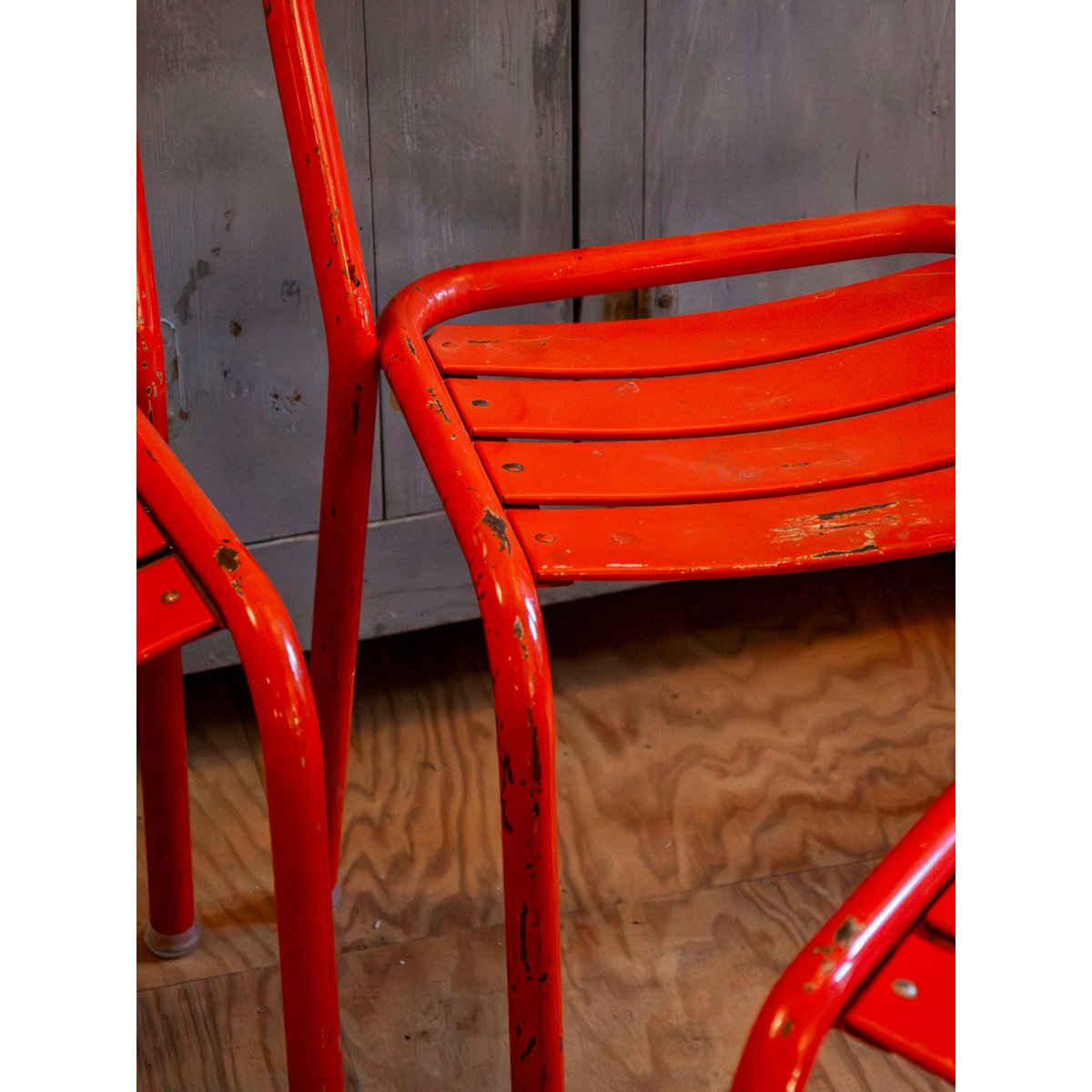Lot de 6 chaises en métal rouges Alma N°2034 - Bon état rouge, DEBONGOUT