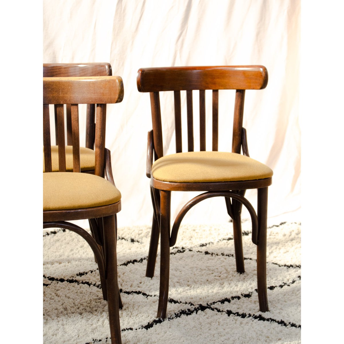 Lot de 4 chaises en hêtre et tissu Claude N°1742 - Bon état bois foncé, DEBONGOUT