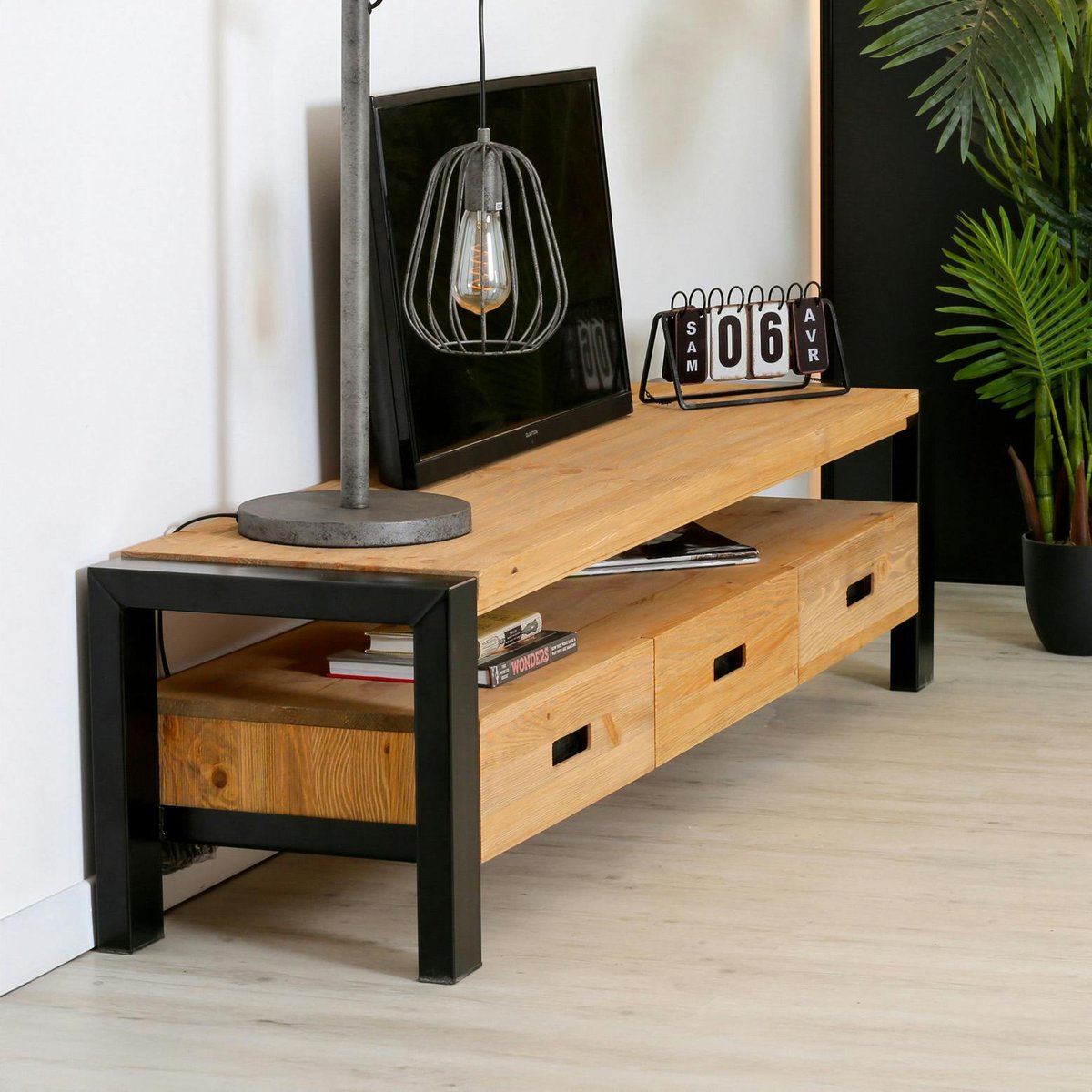 Meuble TV 180cm pin massif et métal 3 tiroirs style industriel LOUNDGE bois naturel, PIER IMPORT