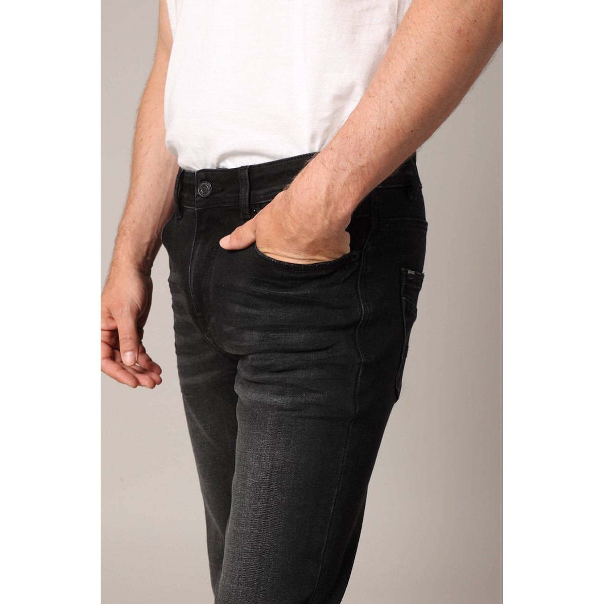 Jean slim effet délavé moderne et confortable
CARLOS deep black used, DEELUXE