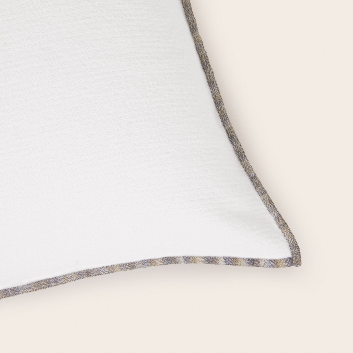 housse de coussin en Tissage flammé lin coton et point de bourdon en dégradé de couleurs GHABY blanc et bourdon en dégradé, MADURA