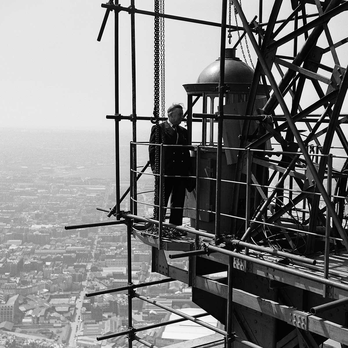 Affiche photo d'art - Télévision - La Tour Eiffel,1950 affiche + cadre en bois - noir, HEXOA