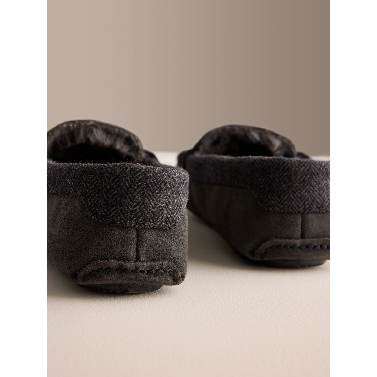 Chaussons style mocassins en daim gris, NEXT