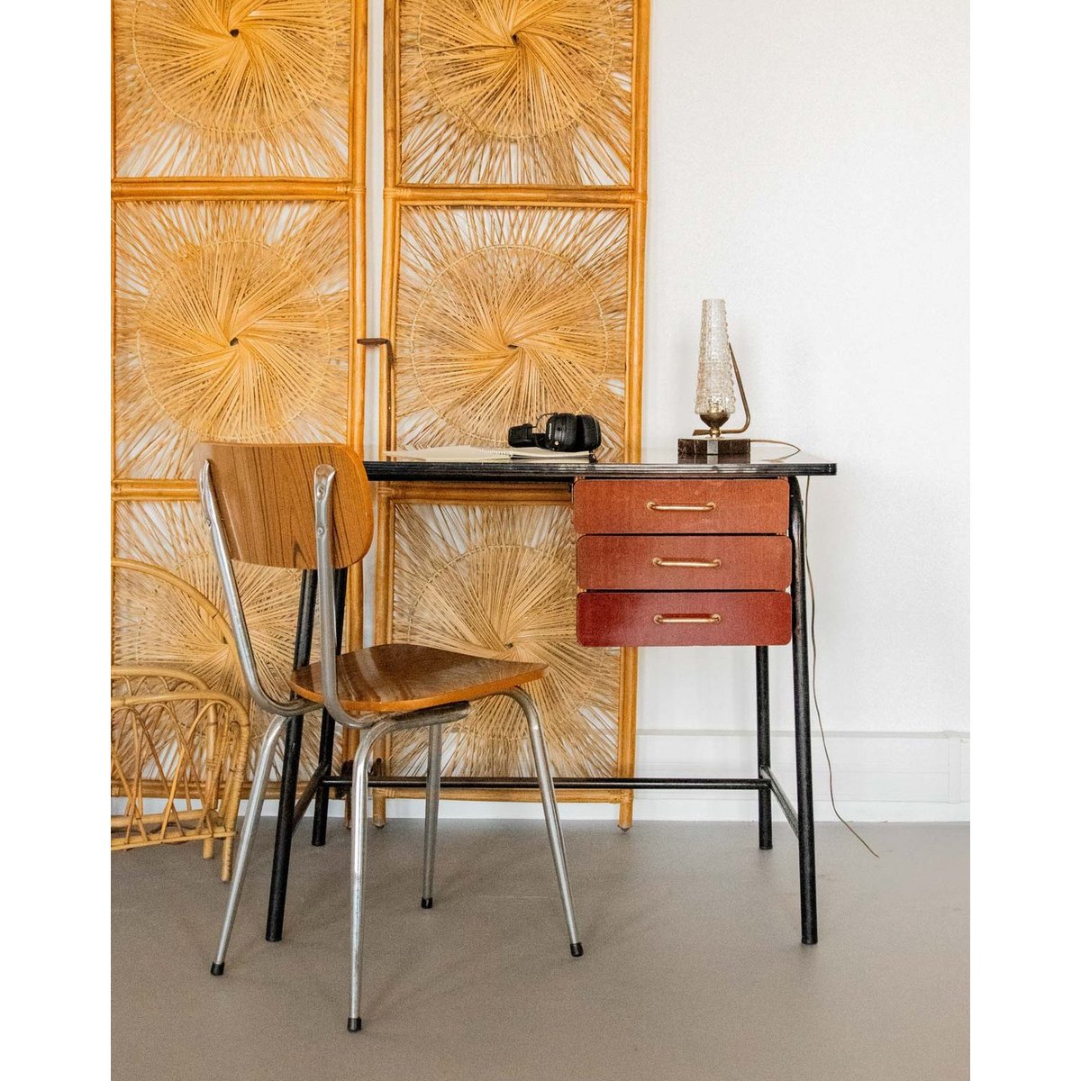 Bureau en formica foncé et métal Yvan N°513 - Bon état noir, DEBONGOUT