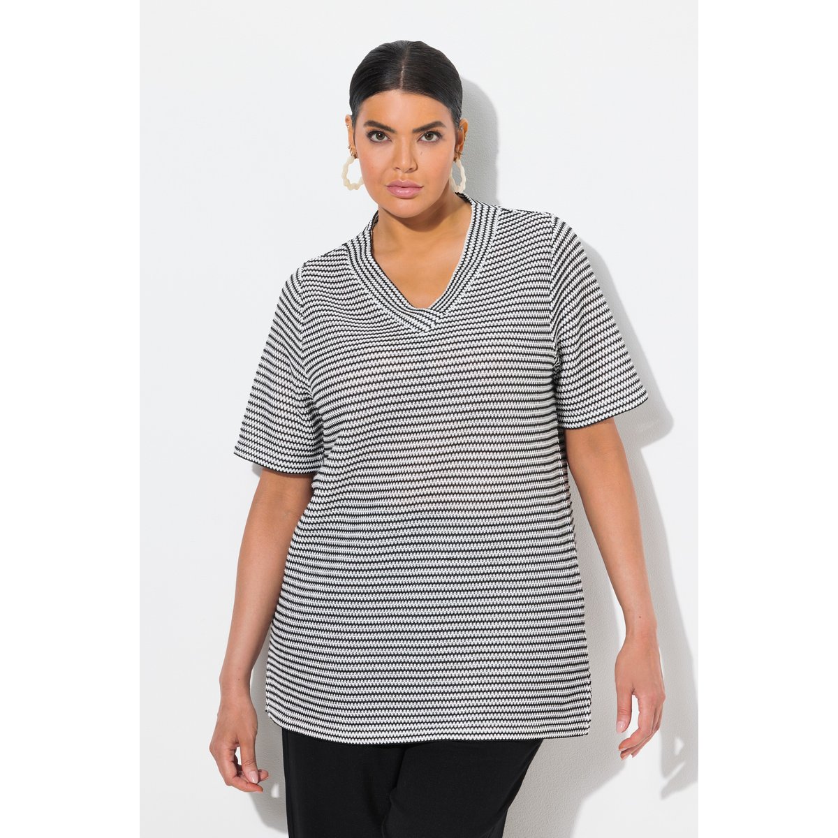 Sweat à manches courtes et col en V. Tissu noir, ULLA POPKEN