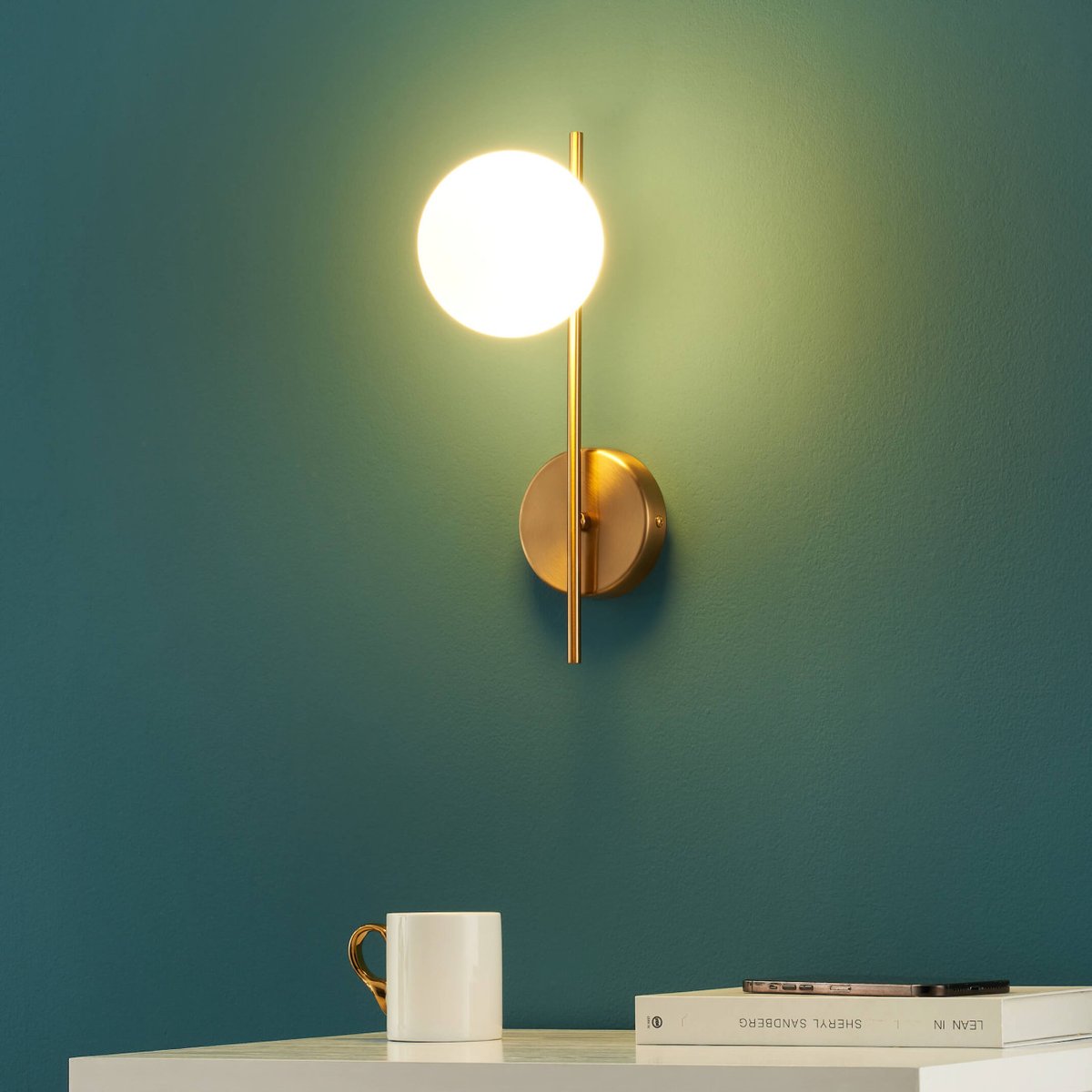 Applique avec globe en verre blanc – NEIRA laiton et blanc, KOSILUM