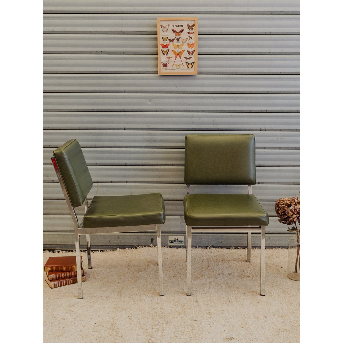 Paire de chaises en cuir vert et chromées Alma N°2016 - Bon état argenté, DEBONGOUT