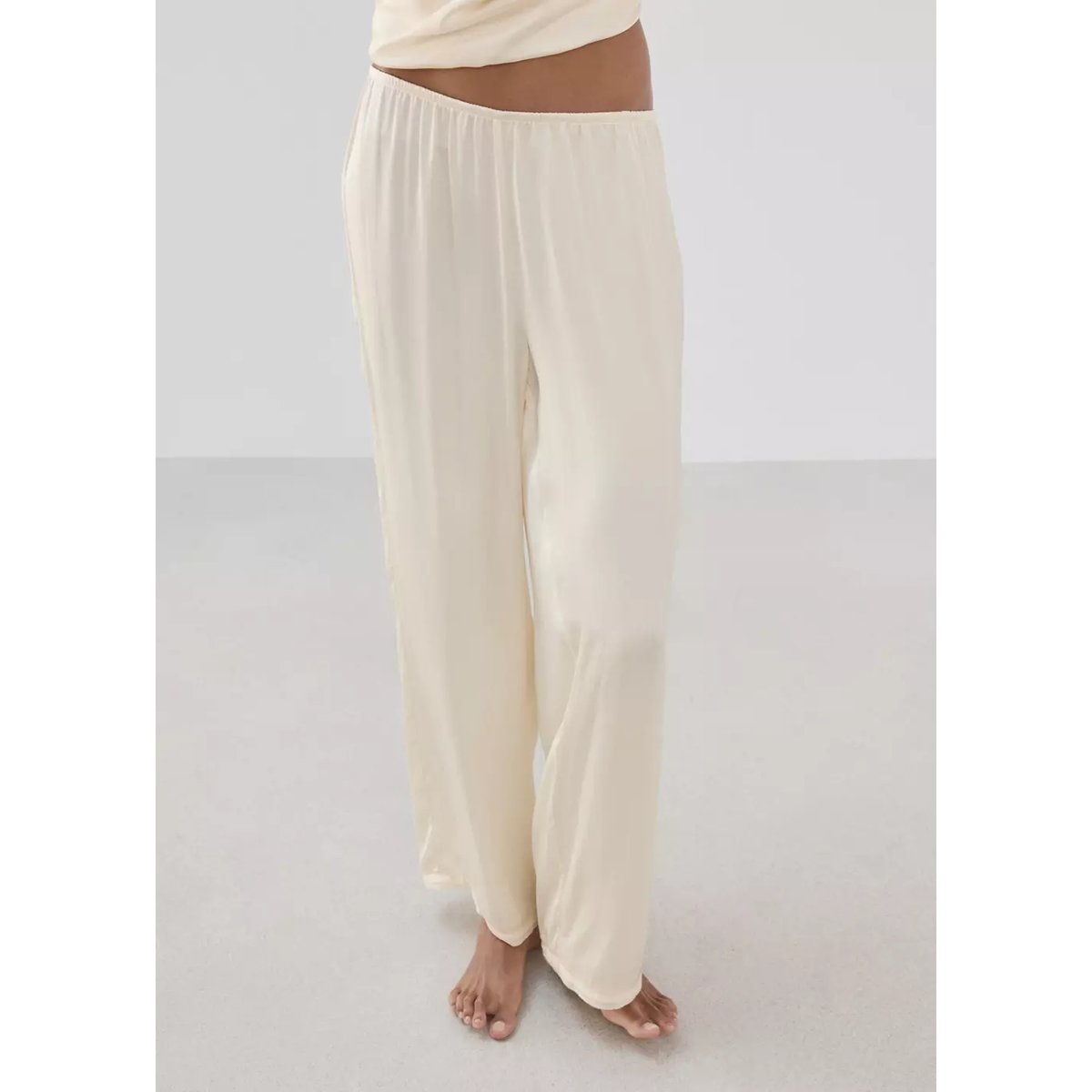 Pantalon de pyjama satiné à détail en dentelle ivoire, MANGO