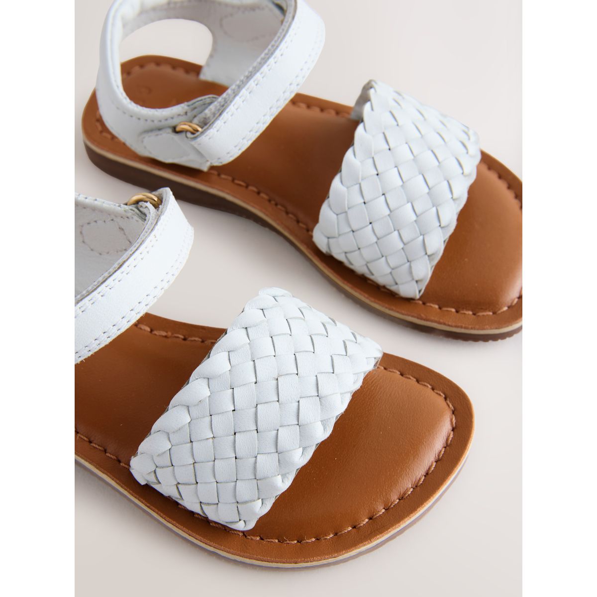 Sandales en cuir à torsades et scratch blanc, NEXT