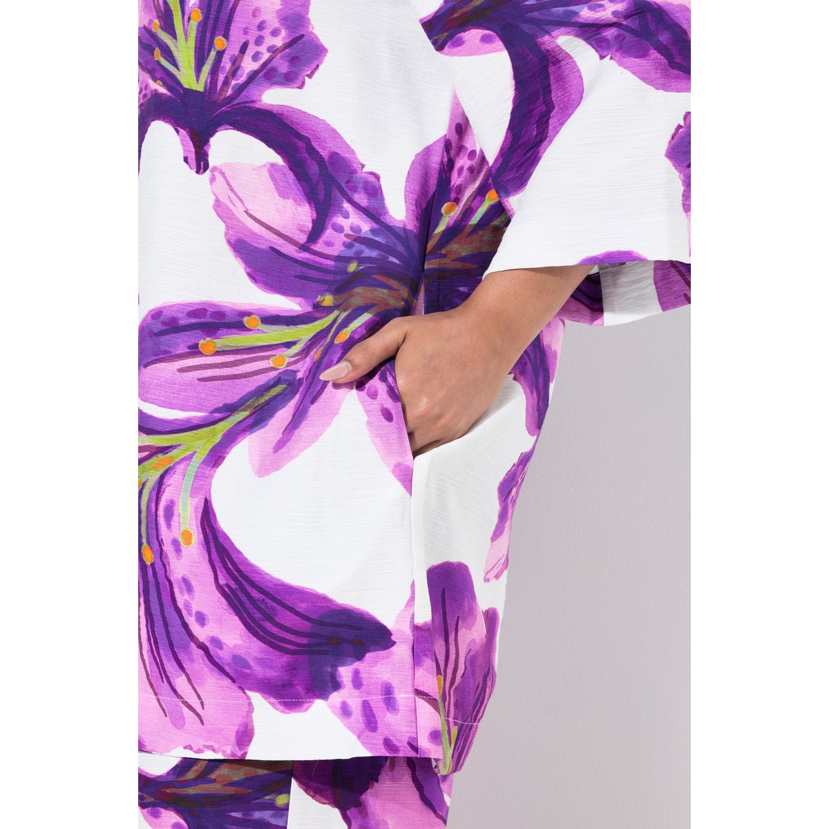 Veste à fleurs. Encolure V, manches 3/4 violet, ULLA POPKEN
