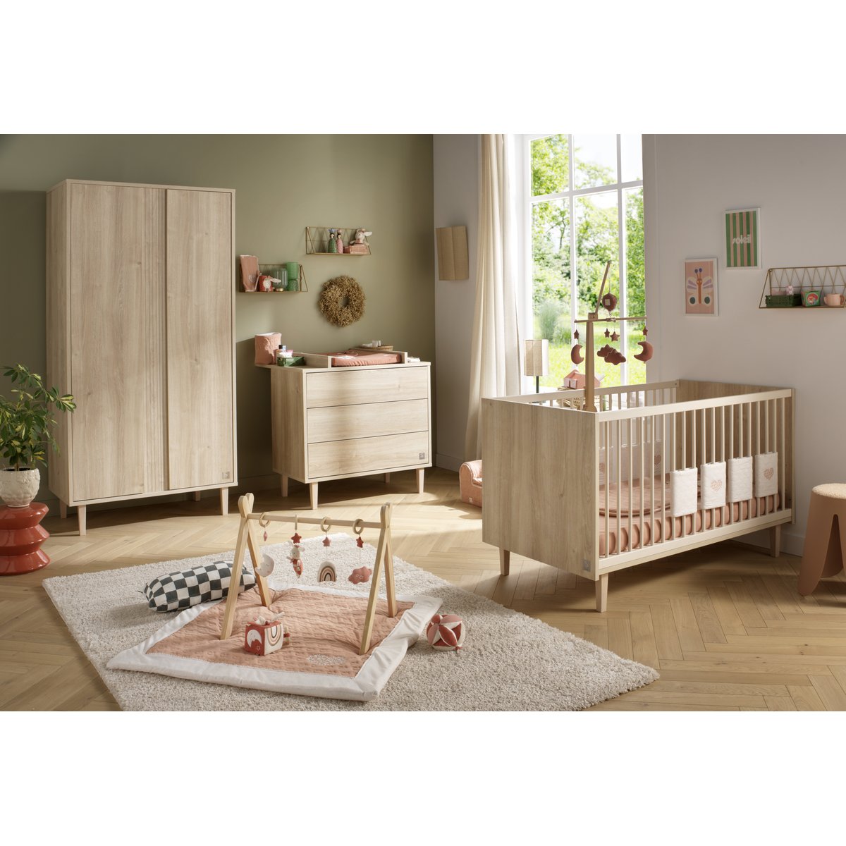 Armoire 2 portes avec détail imitation bois texturé et pieds bois marron, SAUTHON
