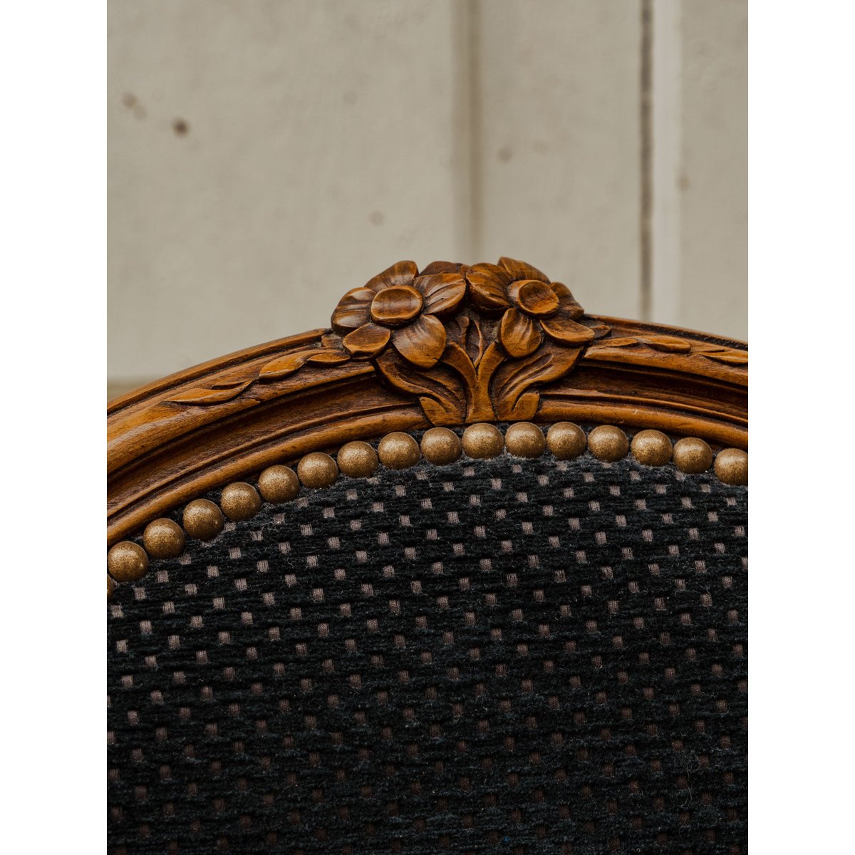Paire de chaises en bois et tissu noir Claude N°1702 - Bon état bois foncé, DEBONGOUT