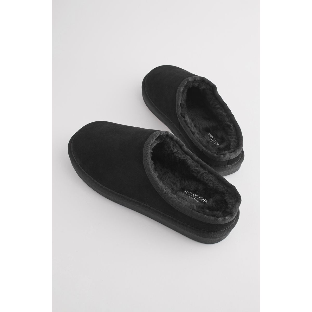 Chaussons mules en daim fourrés Signature noir, NEXT